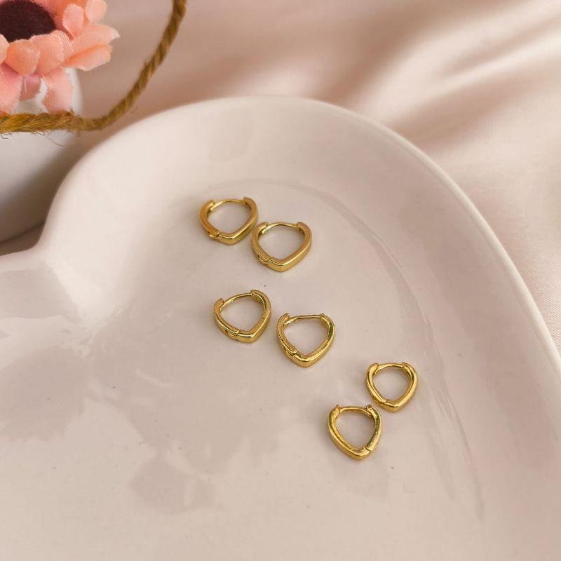 BRINCO TRIO DE ARGOLAS DE CORAÇÃO LISA