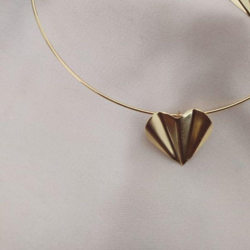 CHOKER ARO COM PINGENTE DE CORAÇÃO ONDULADO