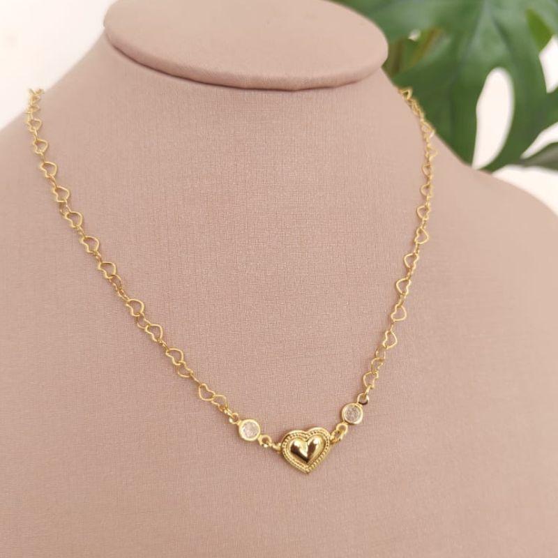 CHOKER COM CORAÇÕES ENTRELAÇADOS E PLACA DE CORAÇÃO COM 2 PONTOS DE LUZ NA LATERAL