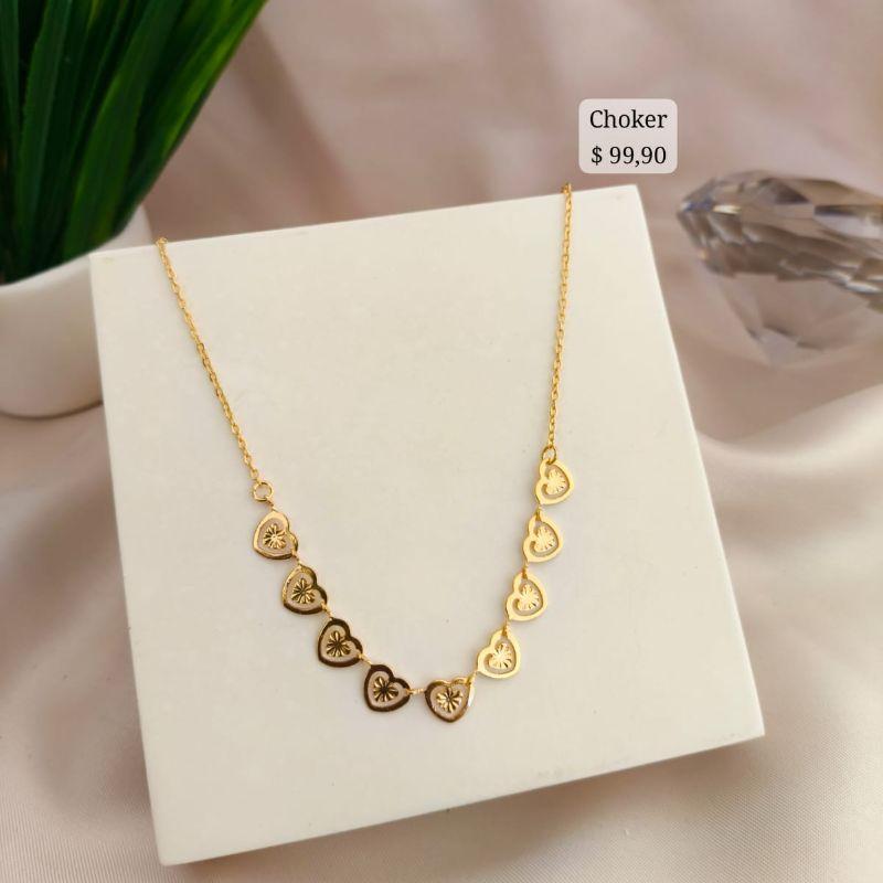 CHOKER DE ELO PORTUGUES COM PLACAS DE CORAÇÕES VAZADAS COM DETALHES NO MEIO