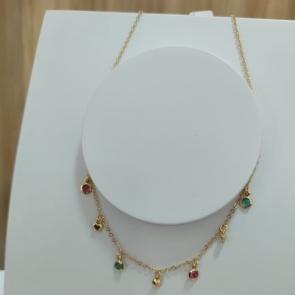 CHOKER ELO PORTUGUES COM PINGENTES DE CORAÇÃO BOLEADOS E PEDRAS COLORIDAS