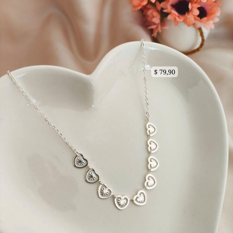 CHOKER ELO PORTUGUES COM PLACAS DE CORAÇÕES VAZADOS E DETALHES NO MEIO B. A PRATA 925