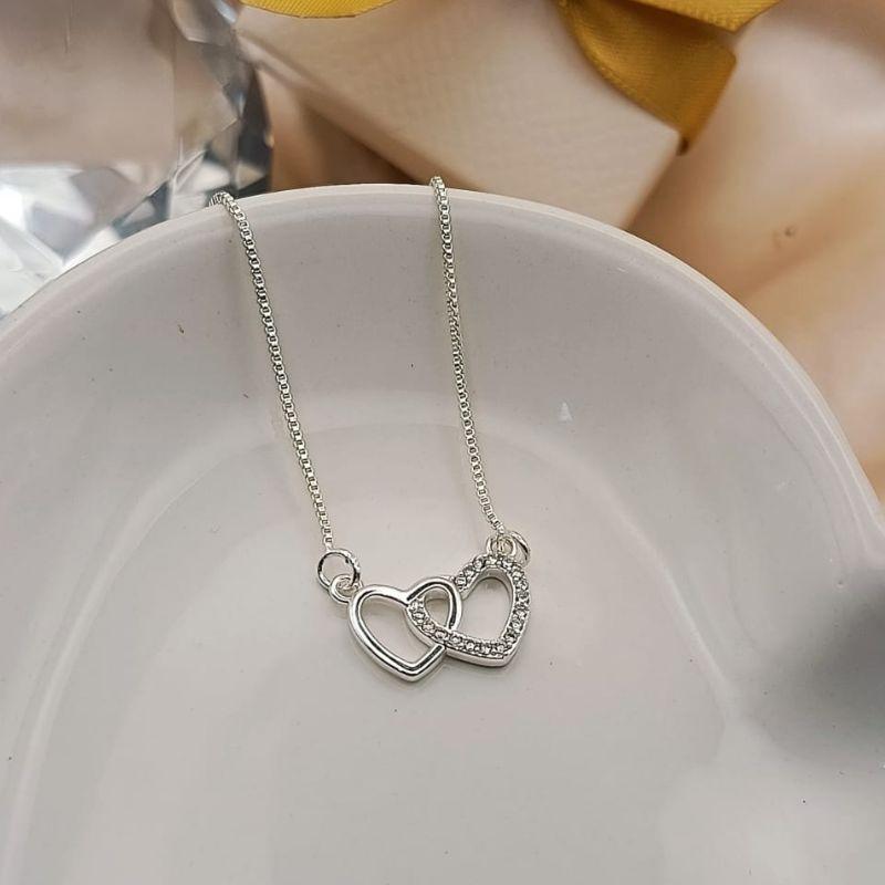 COLAR COM 2 CORAÇÕES JUNTOS LISO E CRAVEJADA EM MICRO ZIRCONIA