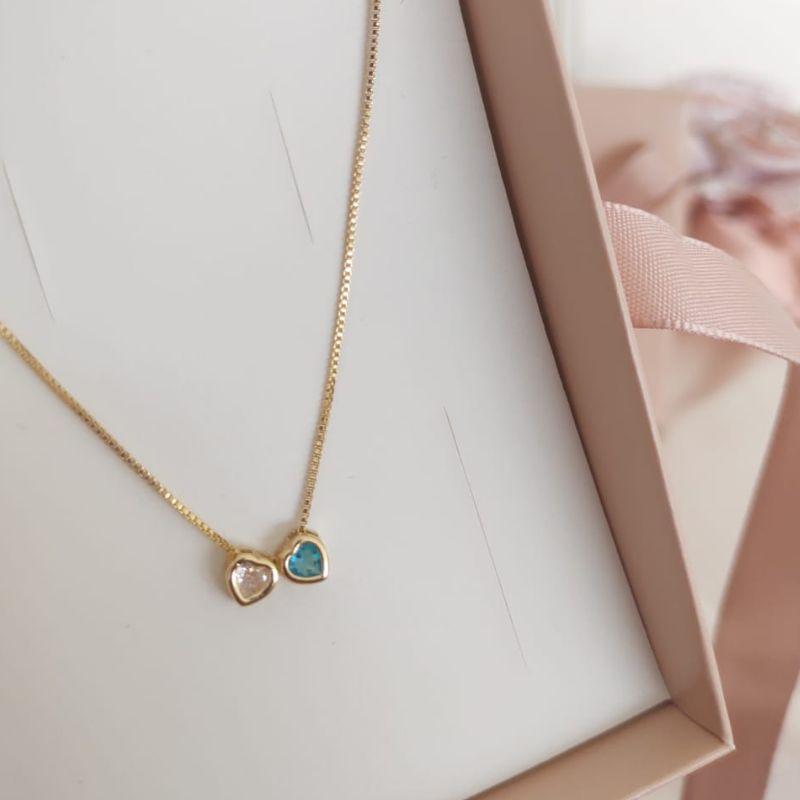 COLAR COM 2 PINGENTES DE CORAÇÃO ROSA CLARO E VERDE CLARO