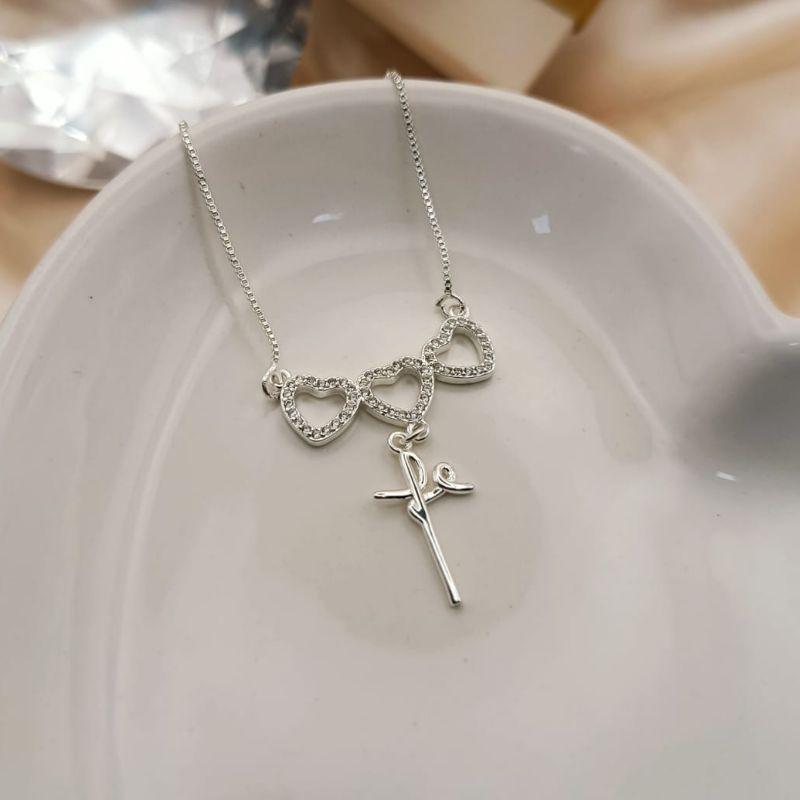 COLAR COM 3 CORAÇÕES CRAVEJADA EM MICRO ZIRCONIA E PINGENTE FE PENDURADO