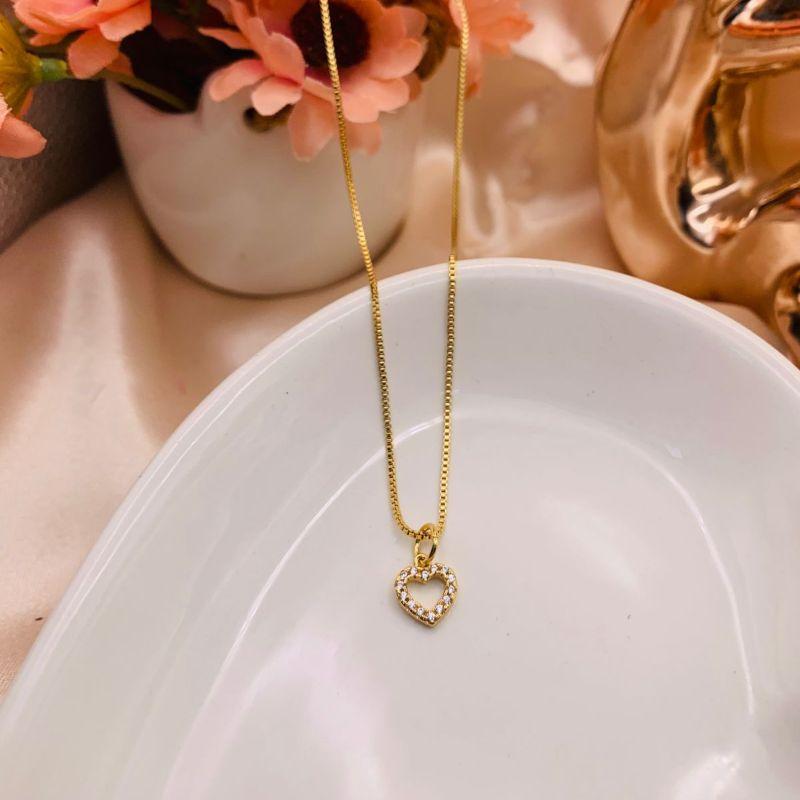 COLAR COM CORAÇÃO VAZADO CRAVEJADO EM MICRO ZIRCONIA