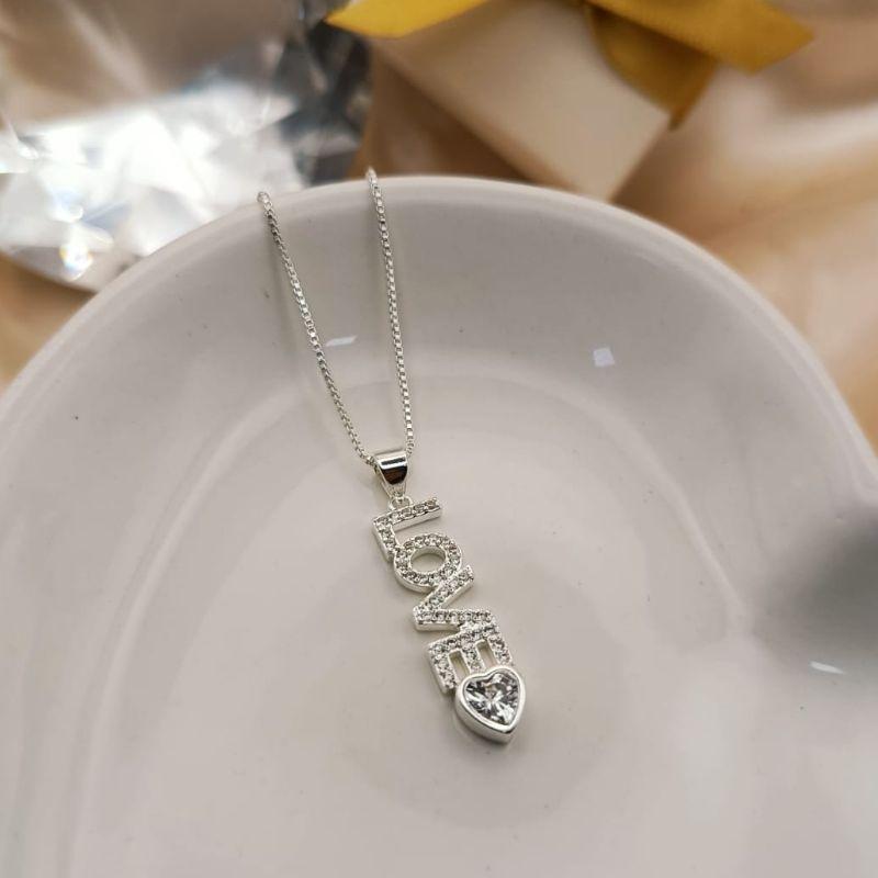 COLAR COM NOME LOVE CRAVEJADA EM MICRO ZIRCONIA E CORAÇÃO DE ZIRCONIA PENDURADO