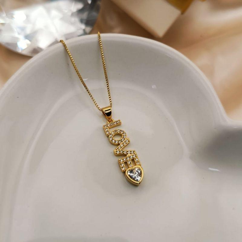 COLAR COM NOME LOVE CRAVEJADA EM MICRO ZIRCONIA E CORAÇÃO DE ZIRCONIA PENDURADO