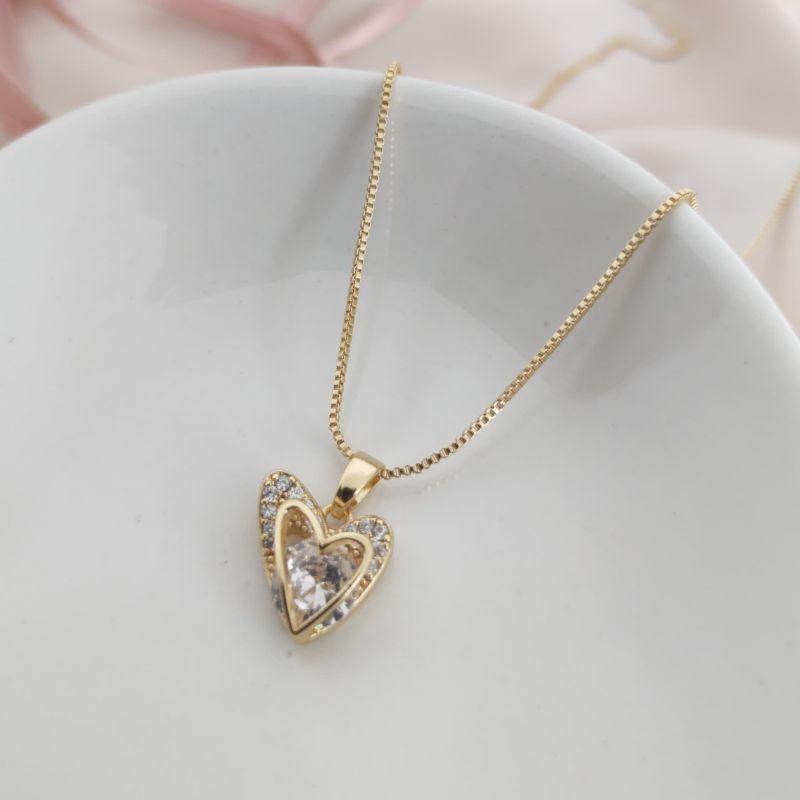 COLAR COM PINGENTE DE 2 CORAÇÕES CRAVEJADO COM MICRO ZIRCONIA E PEDRA DE ZIRCONIA NA FRNETE