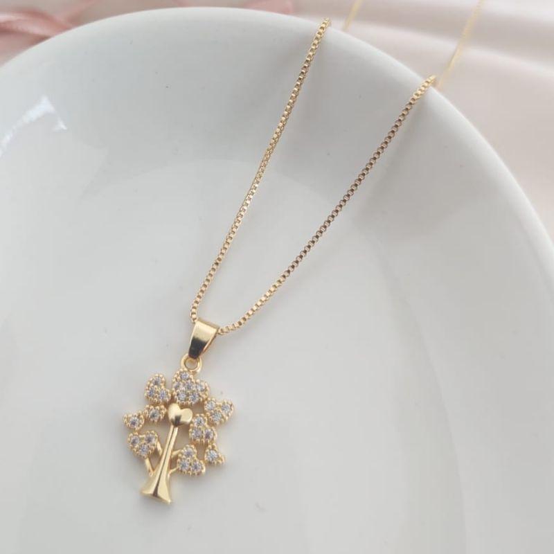 COLAR COM PINGENTE DE ARVORE E FOLHAS DE CORAÇÃO CRAVEJADO EM MICRO ZIRCONIA
