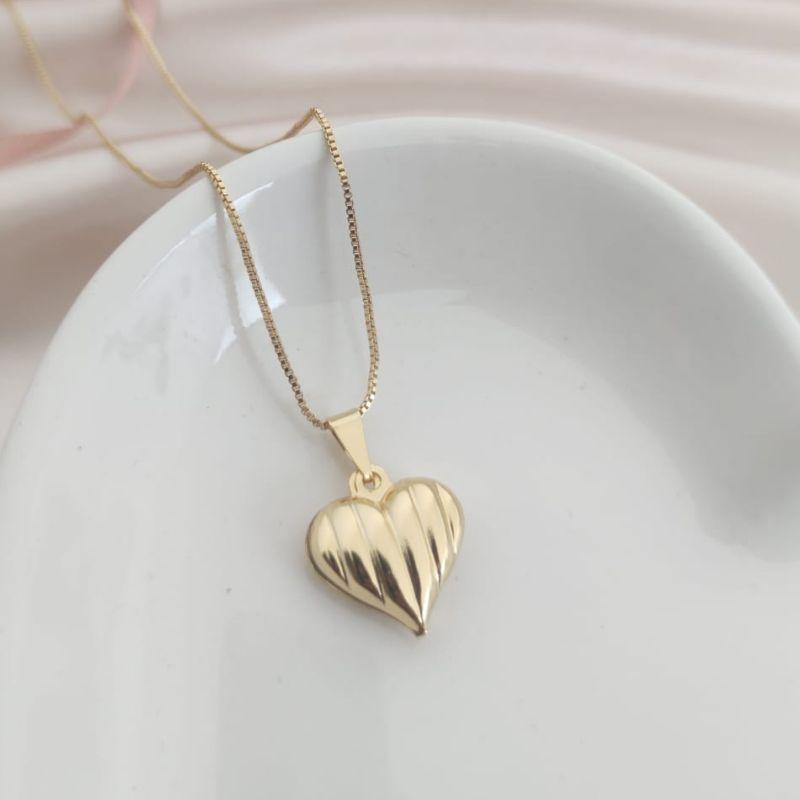 COLAR COM PINGENTE DE CORAÇÃO BOLEADO LISTRADO