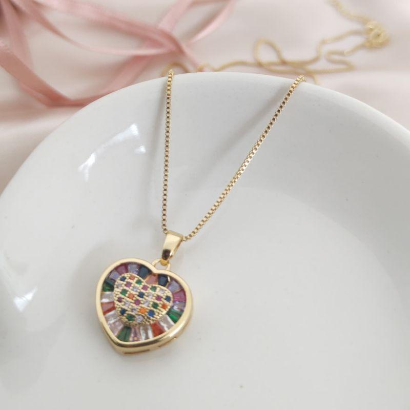 COLAR COM PINGENTE DE CORAÇÃO COM PEDRAS DFE ZIRCONIA COLORIDAS