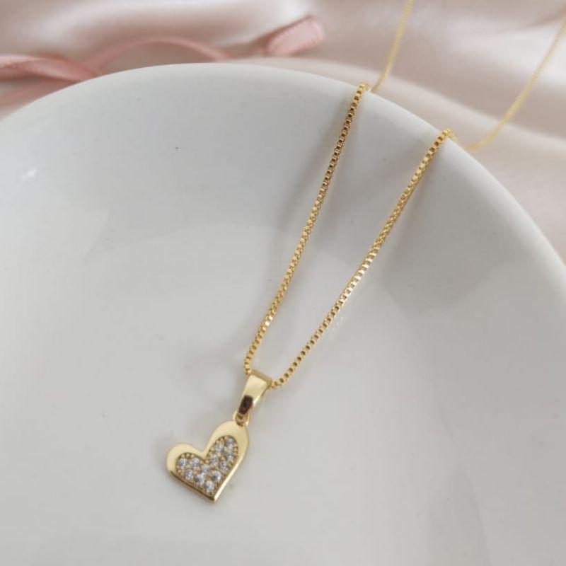 COLAR COM PINGENTE DE CORAÇÃO CRAVEJADO EM MICRO ZIRCONIA