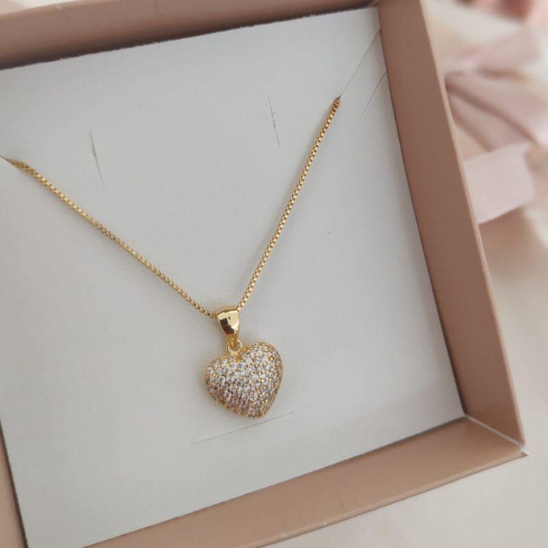 COLAR COM PINGENTE DE CORAÇÃO CRAVEJADO EM MICRO ZIRCONIA