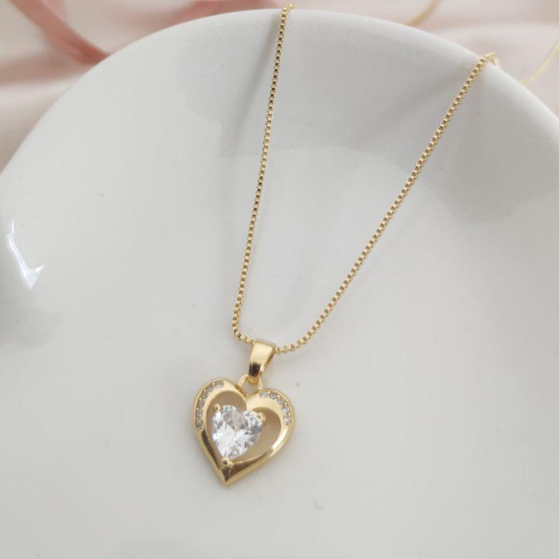 COLAR COM PINGENTE DE CORAÇÃO CRAVEJADO VAZADO E PEDRA DE ZIRCONIA NO MEIO