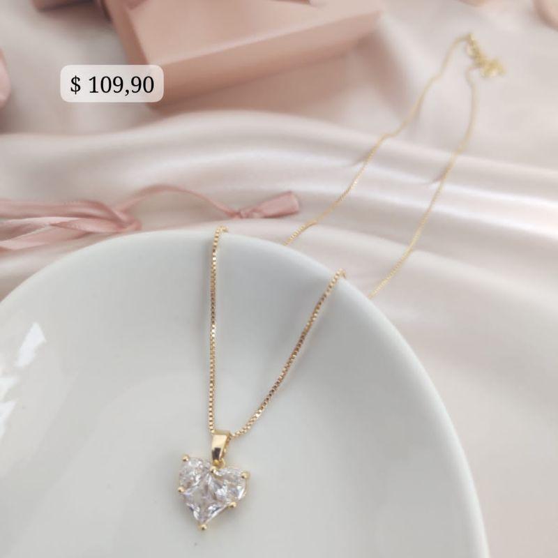 COLAR COM PINGENTE DE CORAÇÃO FORMADO COM 3 PEDRAS DE ZIRCONIA