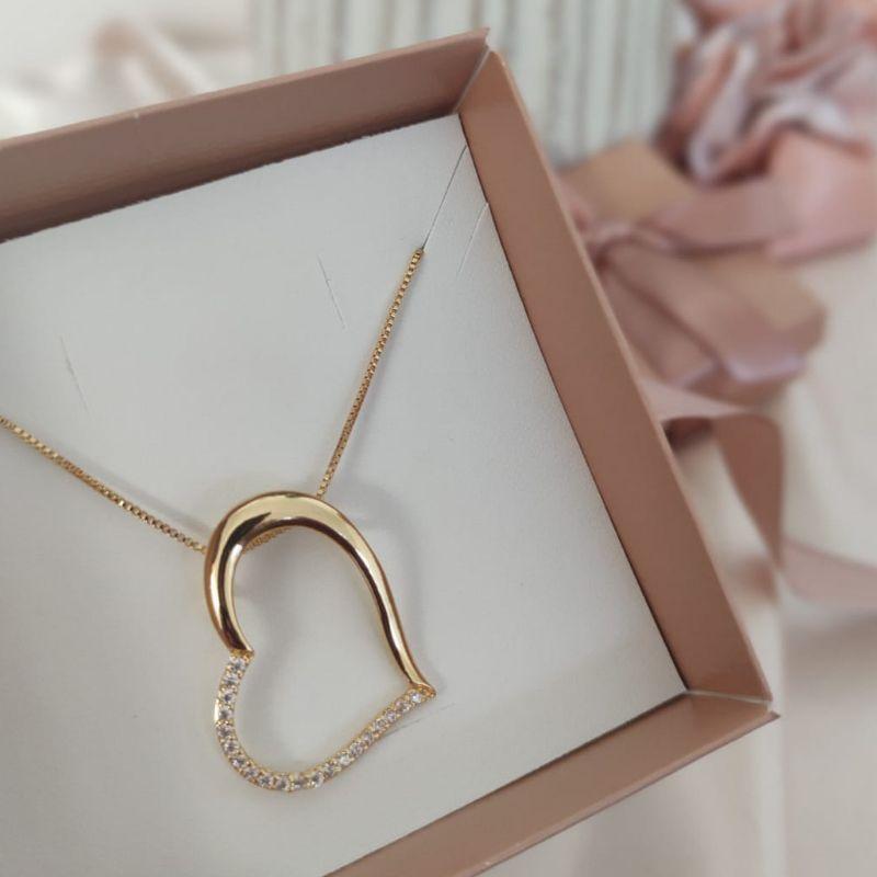 COLAR COM PINGENTE DE CORAÇÃO METADE LISO E METADE CRAVEJADO EM MICRO ZIRCONIA TORTO