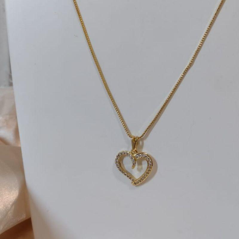 COLAR COM PINGENTE DE CORAÇÃO TORTO CRAVEJADO