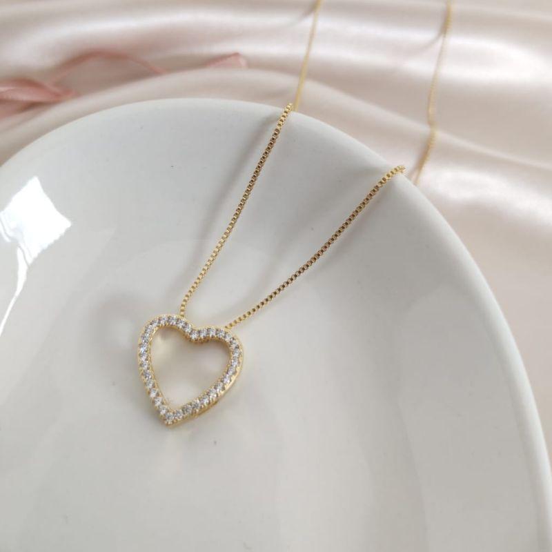 COLAR COM PINGENTE DE CORAÇÃO VAZADO E CRAVEJADO EM MICRO ZIRCONIA