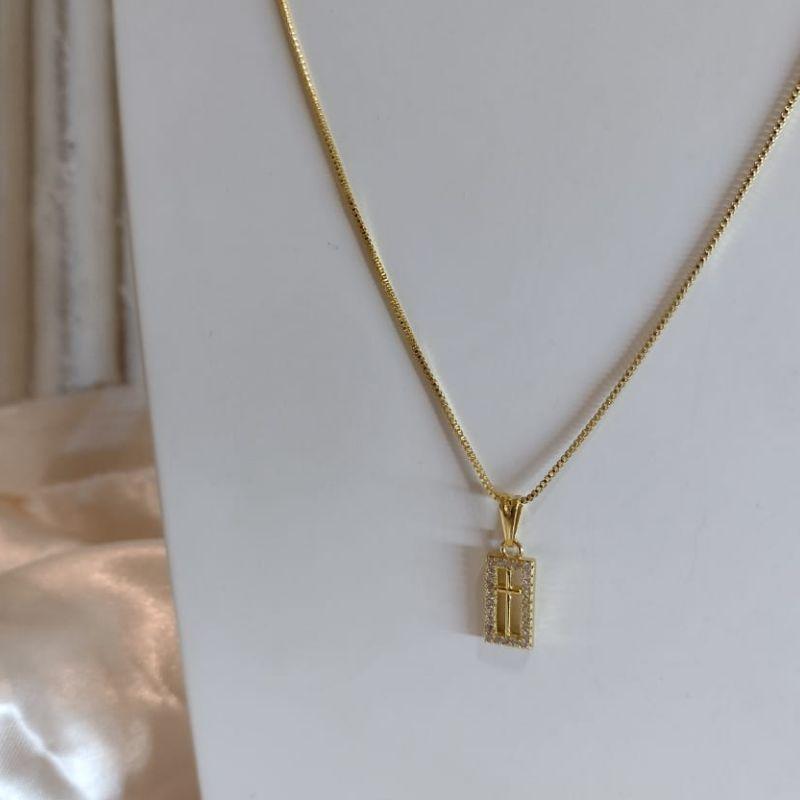 COLAR COM PINGENTE DE CRUZ LISA E AO REDOR CRAVEJADA
