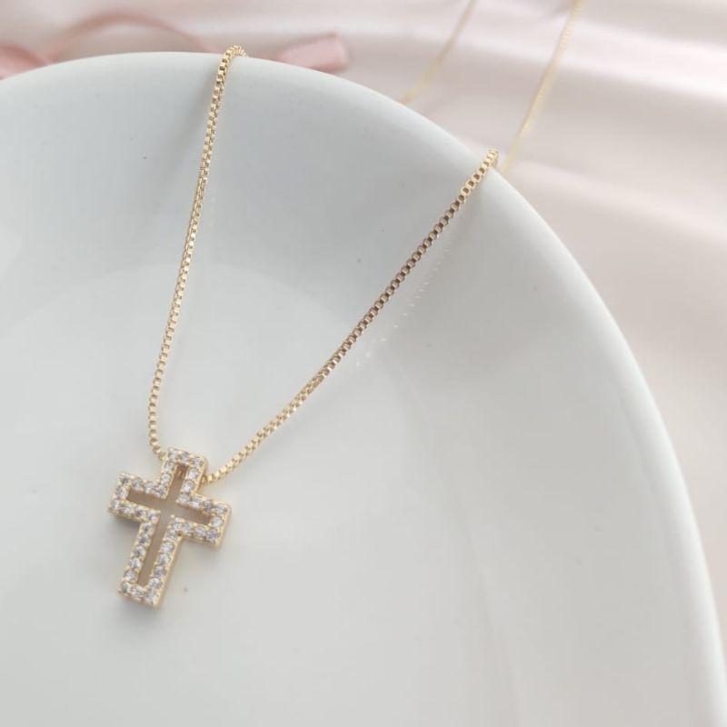 COLAR COM PINGENTE DE CRUZ VAZADA CRAVEJADA EM MICRO ZIRCONIA