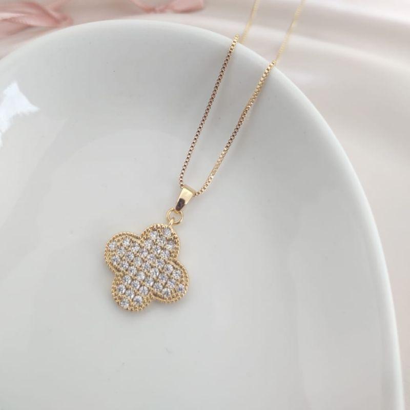 COLAR COM PINGENTE DE FLOR CRAVEJADA EM MICRO ZIRCONIA