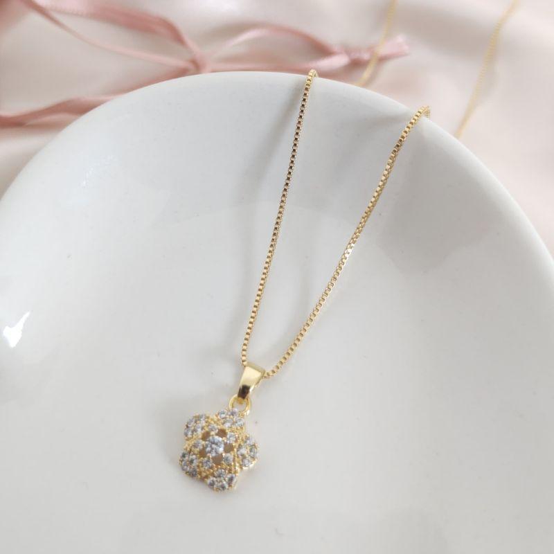 COLAR COM PINGENTE DE FLOR CRAVEJADA EM MICRO ZIRCONIA E VAZADA