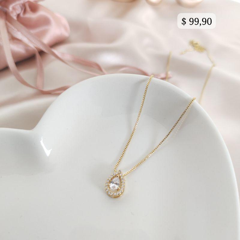 COLAR COM PINGENTE DE GOTA CRAVEJADO E PEDRA EM MICRO ZIRCONIA E PEDRA CENTRAL