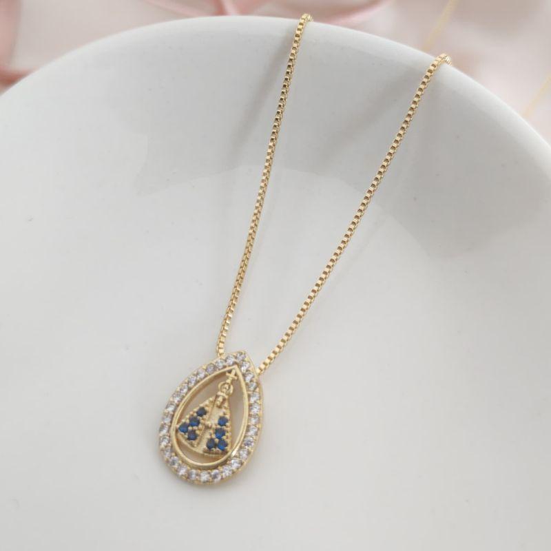 COLAR COM PINGENTE DE NOSSA SENHORA EM FORMA DE GOTA CRAVEJEDO EM MICRO ZIRCONIA