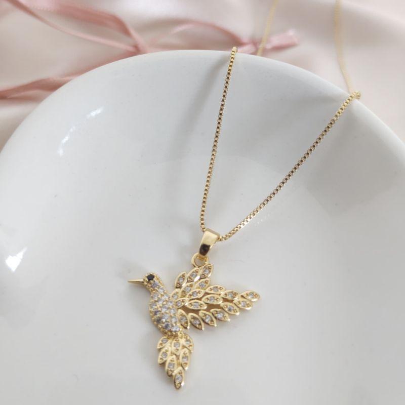 COLAR COM PINGENTE DE PÁSSARO BEIJA FLOR CRAVEJADO EM MICRO ZIRCONIA