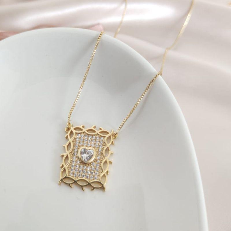 COLAR COM PINGENTE DE PLACA CRAVEJADA EM MICRO ZIRCONIA E CORAÇÃO NO MEIO COM PEDRA DE ZIRCONIA
