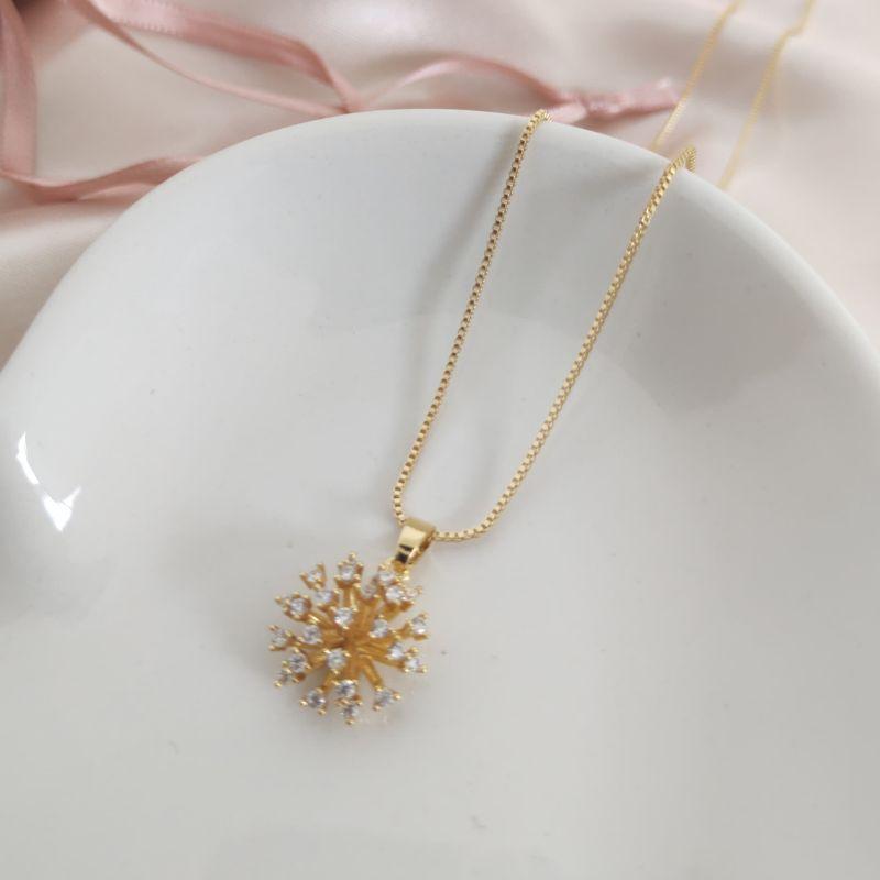 COLAR COM PINGENTE DE SOL RADIANTE CRAVEJADO EM MICRO ZIRCONIA