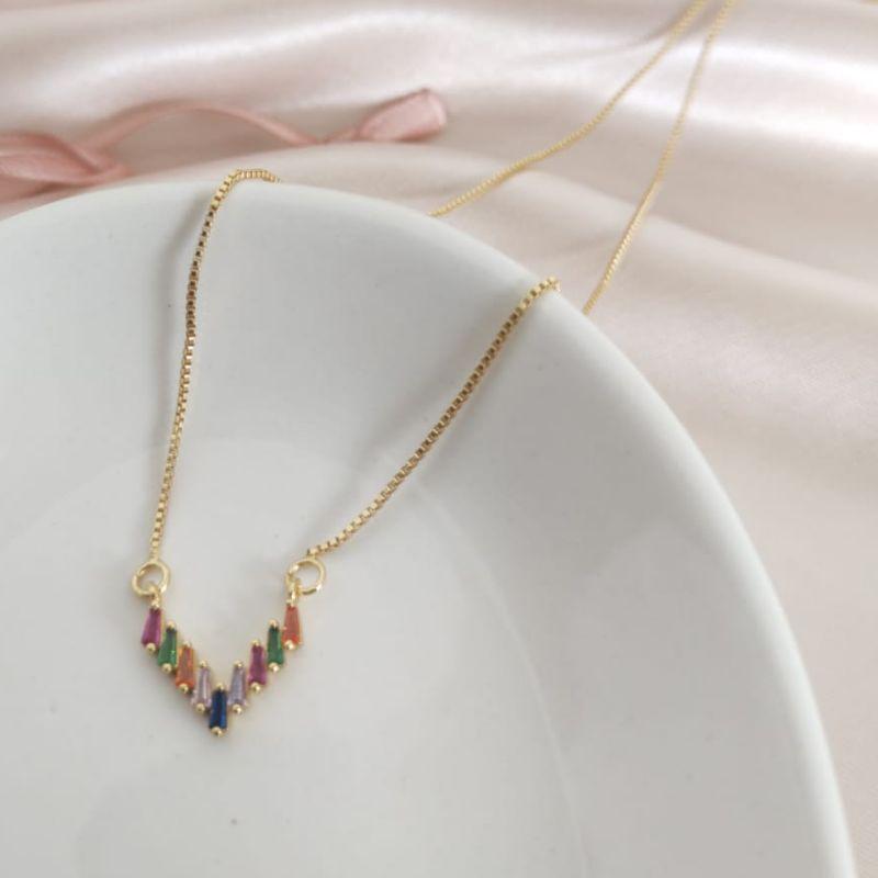 COLAR COM PINGENTE EM FORMA DE V CRAVEJADO EM MICRO ZIRCONIA COLORIDAS