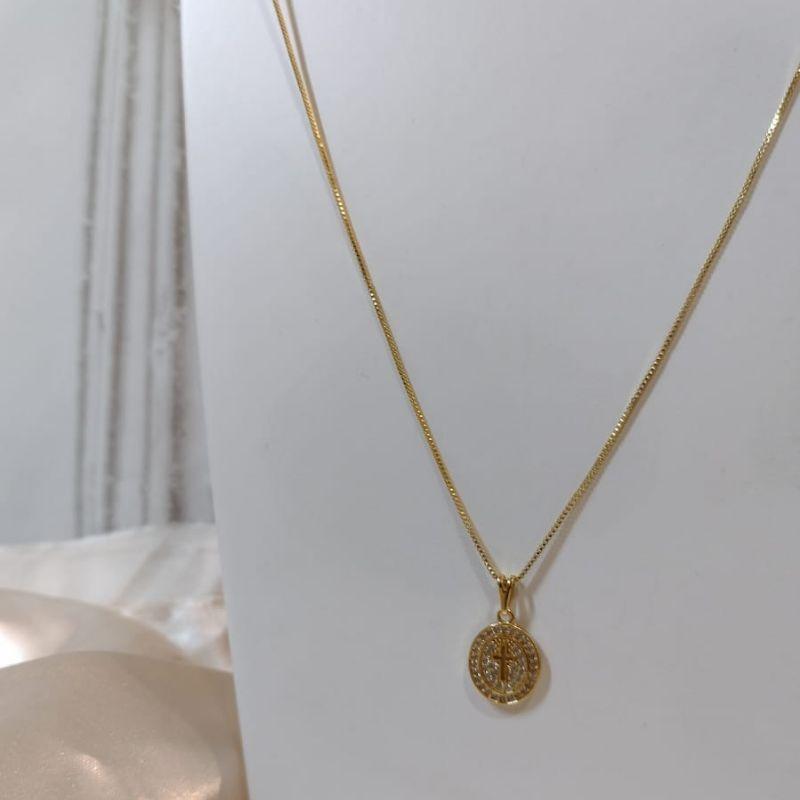 COLAR COM PINGENTE OVAL CRAVEJADO ZRCONIA E CRUZ VAZADA