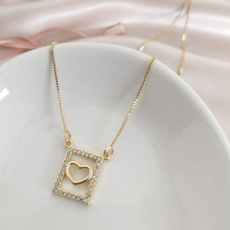 COLAR COM PINGENTE PLACA VAZADA CRAVEJADA EM MICRO ZIRCONIA COM CORAÇÃO LISO VAZADO
