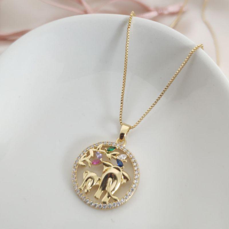 COLAR COM PINGENTE REDONDO COM DOIS ELEFANTES E CRAVEJADO EM MICRO ZIRCONIA E COLORIDAS