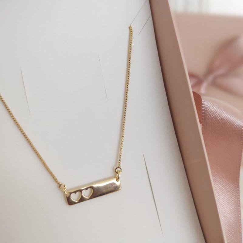 COLAR COM PLACA LISA E 2 CORAÇÕES VAZADOS