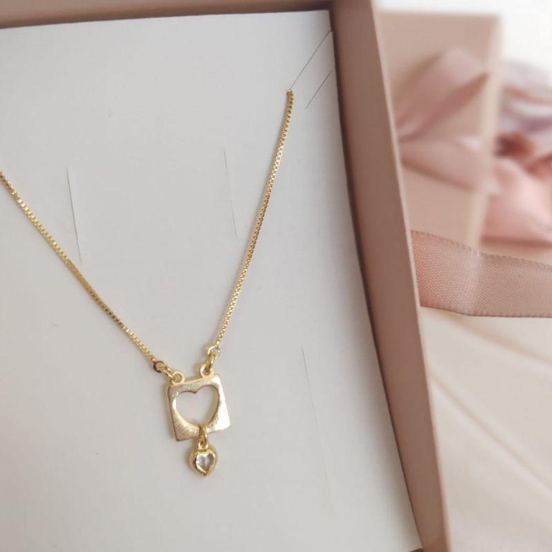 COLAR COM PLACA QUADRADA E CORAÇÃO VAZADO MAIS PONTO DE LUZ