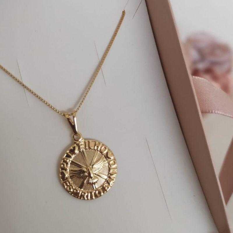 COLAR COM PLACA REDONDA E FRASE PAI, FILHO E ESPÍRITO SANTO