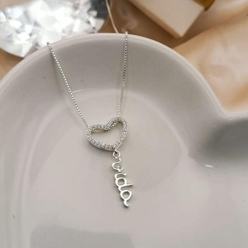 COLAR CORAÇÃO CRAVEJADO EM MICRO ZIRCONIA E NOME VIDA PENDURADO
