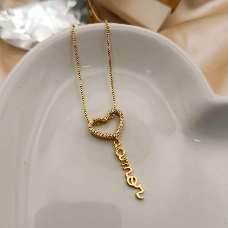 COLAR CORAÇÃO CRAVEJADO EM MICRO ZIRCONIA VAZADO E NOME AMOR PENDURADO