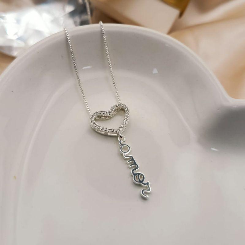 COLAR CORAÇÃO CRAVEJADO EM MICRO ZIRCONIA VAZADO E NOME AMOR PENDURADO