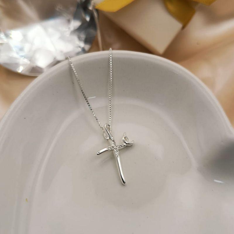 COLAR FE COM PEDRAS DE ZIRCONIA NO MEIO