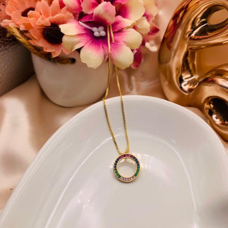 COLAR REDONDO VAZADO CRAVEJADO EM MICRO ZIRCONIA COLORIDAS