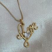 COLAR VENESIANA PINGENTE NOME LOVE COM CORAÇÃO ZIRCONIA