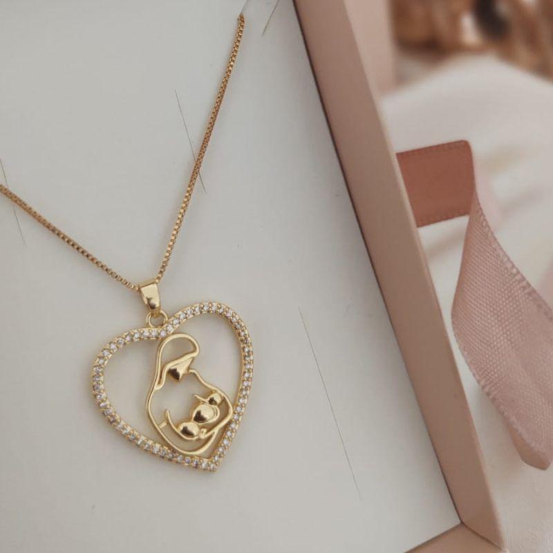 COLAR VENEZIANA CORAÇÃO CRAVEJADO E MÂE SEGURANDO BEBE