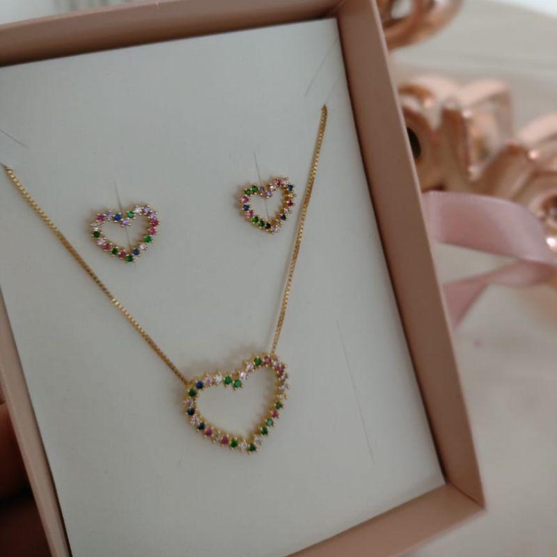 CONJUNTO VENEZIANA CORAÇÃO VAZADO COLORIDO