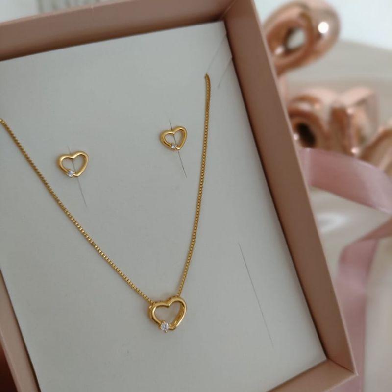 CONJUNTO VENEZIANA CORAÇÃO VAZADO LISO COM UMA PEDRA DE ZIRCONIA NA LATERAL