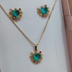 CONJUNTO VENEZIANACORAÇÃO VERDE COM ZIRCONIA COLORIDA AO REDOR
