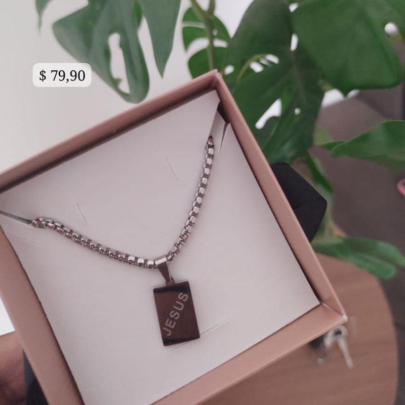 CORRENTE MASCULINA ELO TIJOLINHOS JUNTOS EM AÇO E PINGENTE JESUS